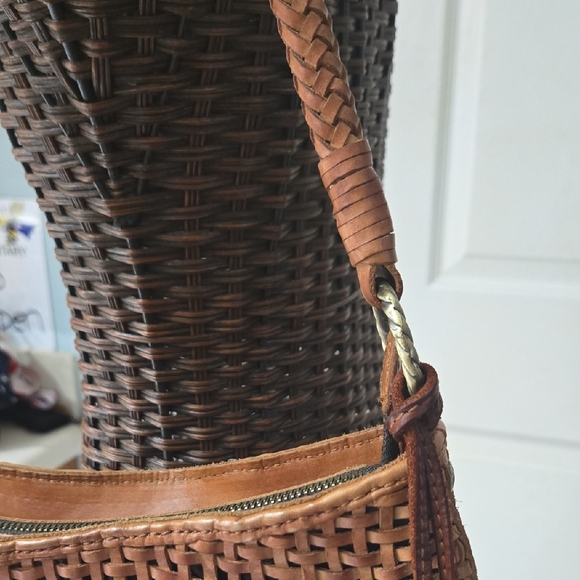 Elegant Brown Woven Handbag - Picture 7 of 15